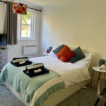 Hollyhocks Holiday Home- 2 Bedroomed Ground Floor Apartment Sleeps 5 أيفي بريدج المظهر الخارجي الصورة