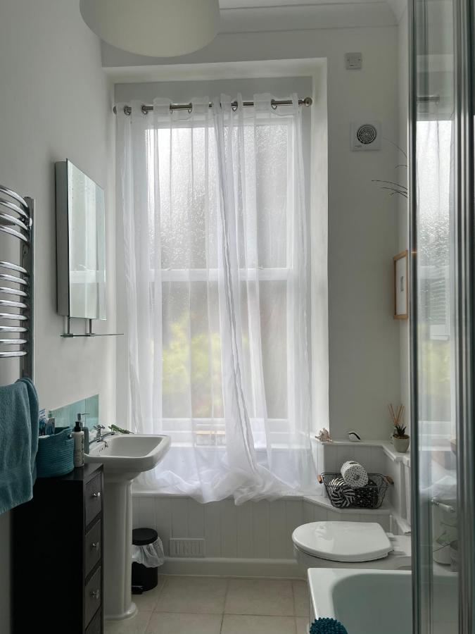 Hollyhocks Holiday Home- 2 Bedroomed Ground Floor Apartment Sleeps 5 أيفي بريدج المظهر الخارجي الصورة