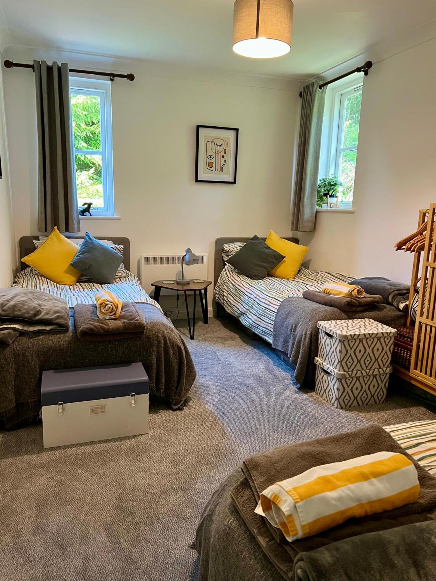 Hollyhocks Holiday Home- 2 Bedroomed Ground Floor Apartment Sleeps 5 أيفي بريدج المظهر الخارجي الصورة