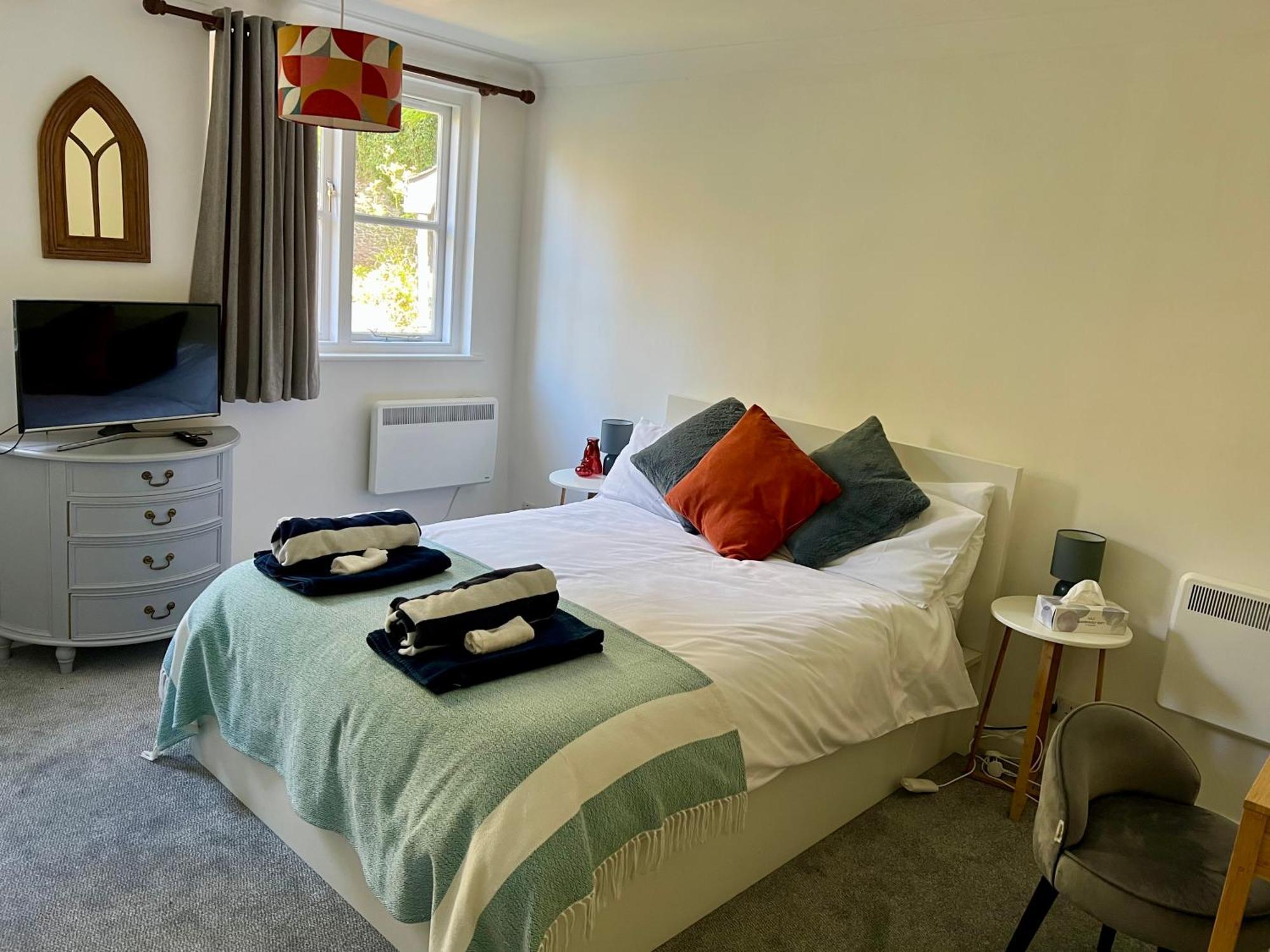 Hollyhocks Holiday Home- 2 Bedroomed Ground Floor Apartment Sleeps 5 أيفي بريدج المظهر الخارجي الصورة